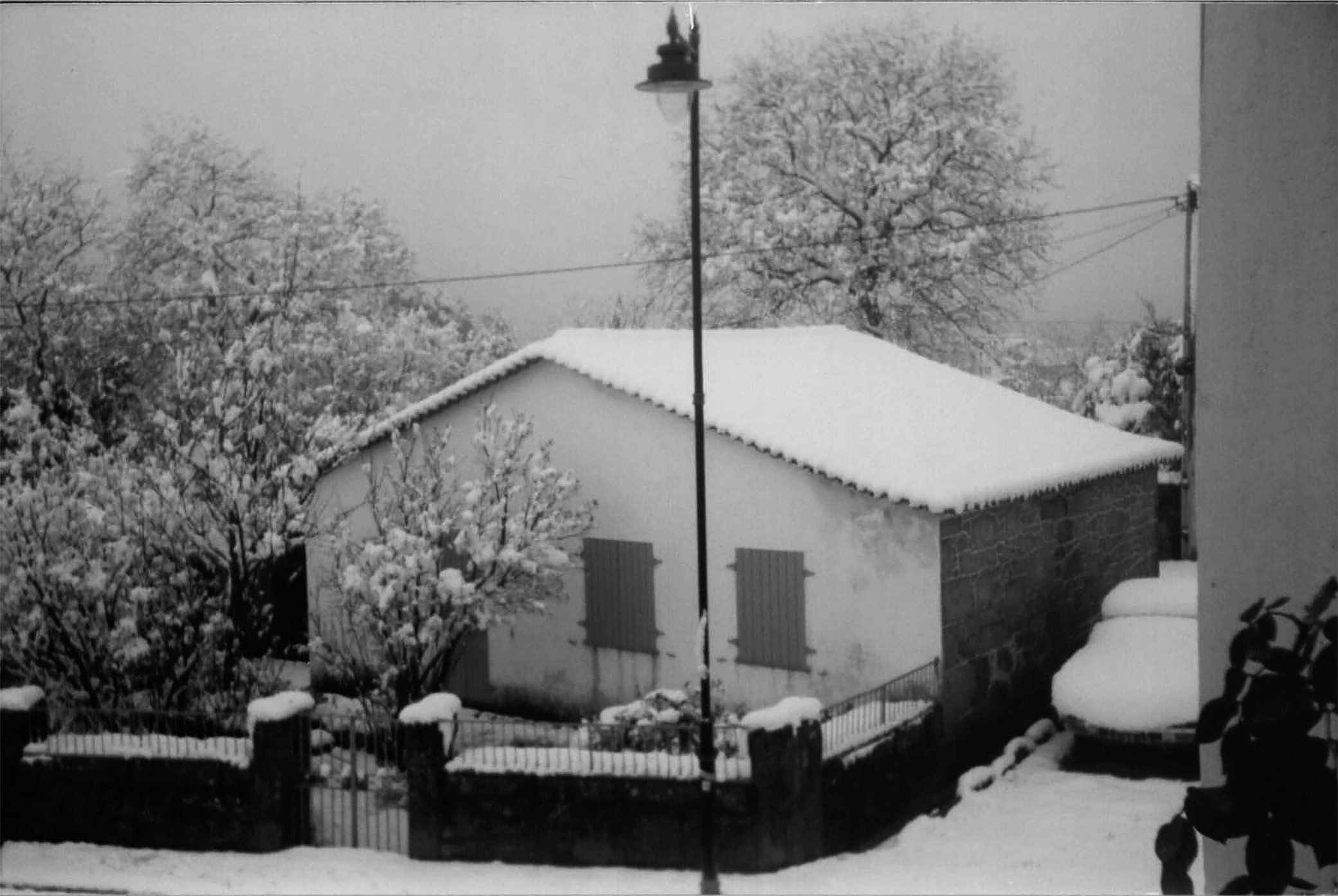 Fotografia do exterior da casa de Miguel Torga em São Martinho de Anta, Sabrosa, Douro.