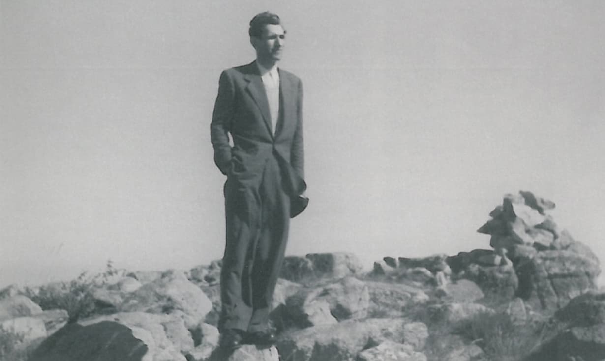 Fotografia de Miguel Torga, junto de rochas